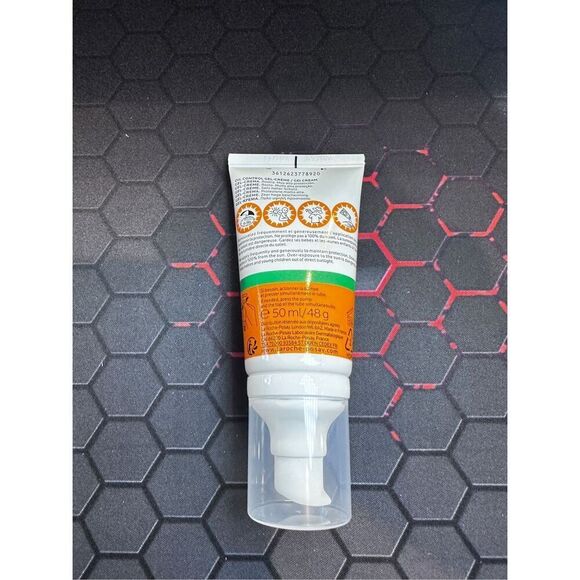 La Roche Posay Anthelios UVmune 400 Hydrating Cream SPF50+ 50ml (1.7fl oz) - Picture 4 of 4